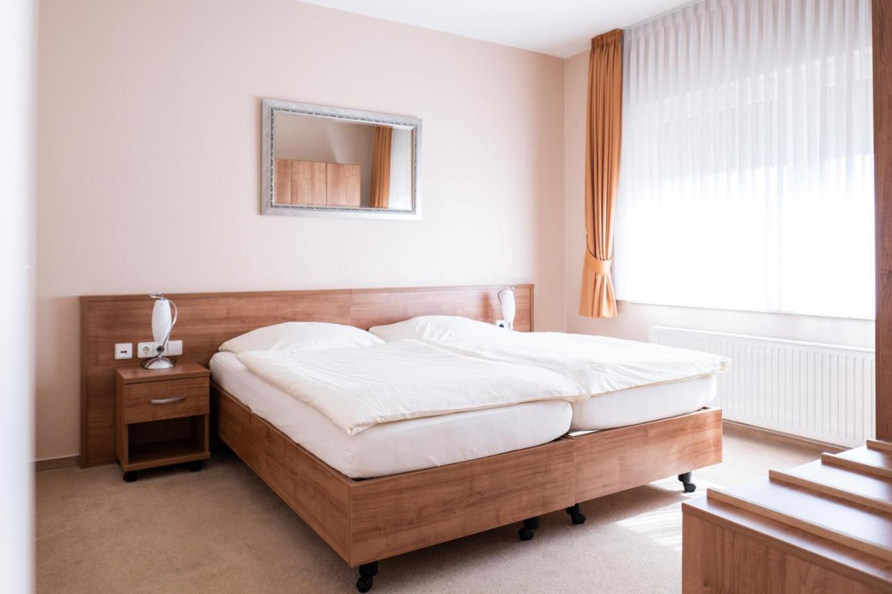 Land-Gut-Hotel Restaurant Kreuz Meyer Stuhr Esterno foto